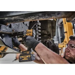 Iskevä akkumutterinväännin