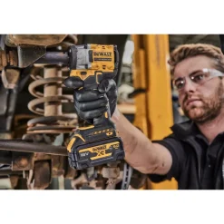 Iskevä akkumutterinväännin