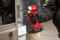 Iskevä akkuruuvinväännin