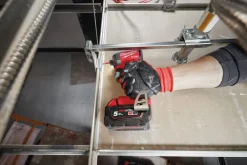 Iskevä akkuruuvinväännin