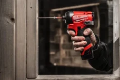 Iskevä ruuvinväännin