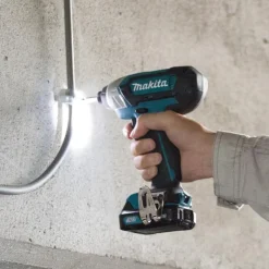 Iskevä ruuvinväännin