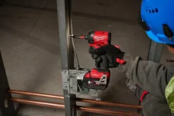 Iskevä ruuvinväännin