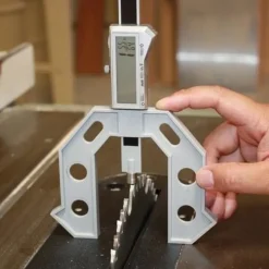 Korkeus- ja syvyysmittari